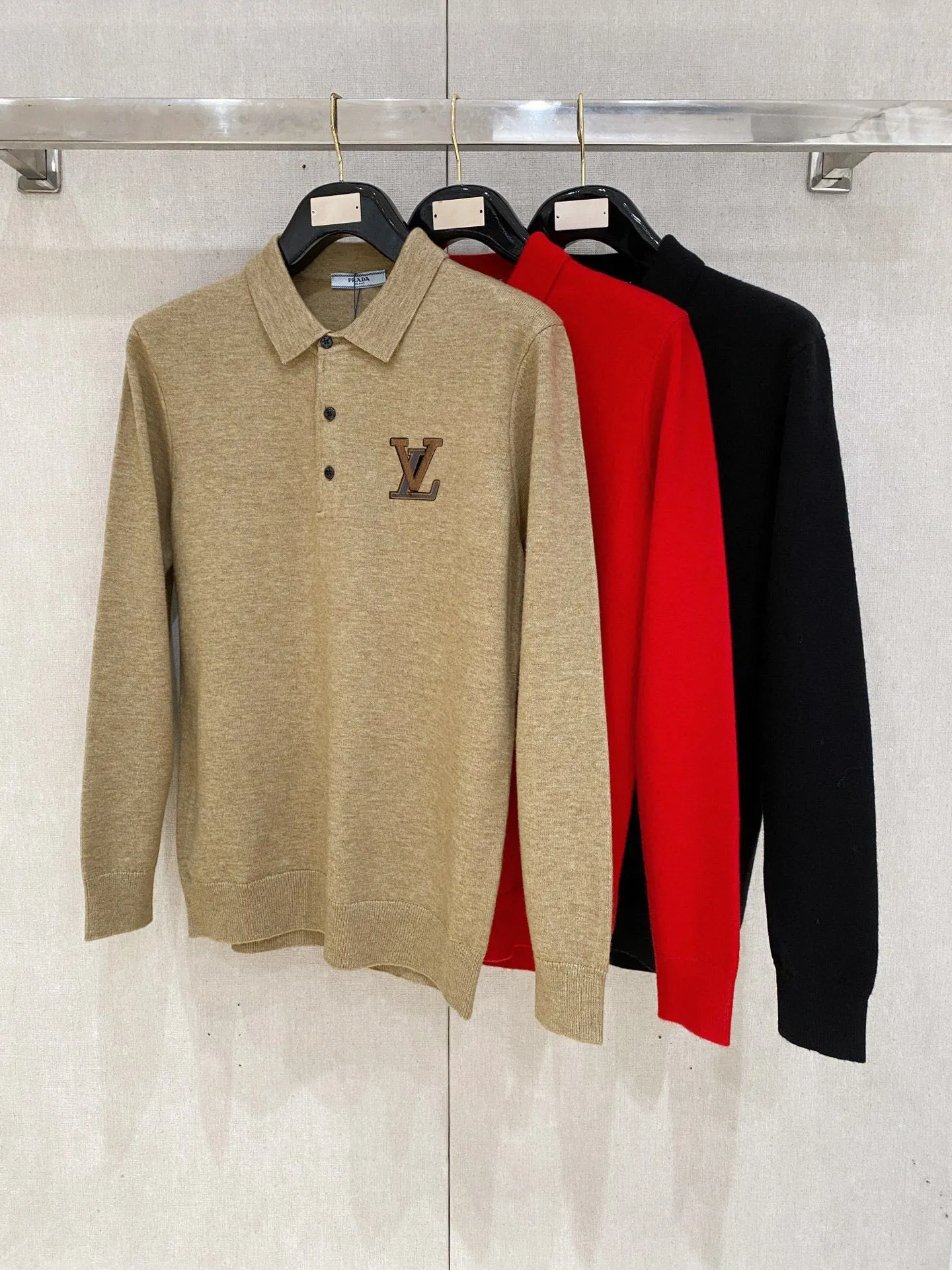 🅿️440 [LV Louis Vuitton] Autumn and winter classic lapel sweater, in full condition! ! ! Wool blended fabric, the latest model in 2025, golden ratio! ! Slim-fitting soft gold, versatile and practical item, the combination and practicality are extremely powerful, simple and elegant, and classy! To create your own style, it is highly recommended to buy it in two colors. The standard slim fit tailoring process is suitable for both young and old men. It is knitted from wool and will not cause any discomfort! While keeping warm, it is stylish, textured and wearable, and the classic logo with contrasting colors on the chest feels in place! ! Recommended for regular customers! ! Size M-3XL (maximum wear: 190 pounds)